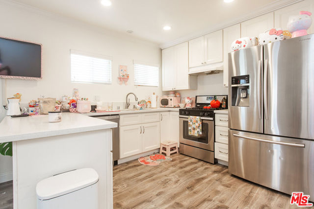 4504 Maplewood Avenue, Los Angeles CA: https://media.crmls.org/mediaz/15e614fb-be62-48ea-81dc-1297cd1003be.jpg