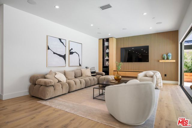 101 Greenfield Avenue, Los Angeles CA: https://media.crmls.org/mediaz/15e63b96-b518-48cf-a52b-41a3f661c65c.jpg