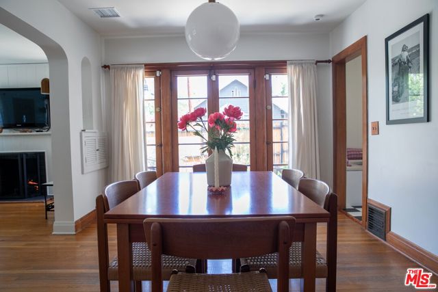 898 N Chester Avenue, Pasadena CA: https://media.crmls.org/mediaz/15e64318-75ee-43b6-9264-e71c1788e078.jpg