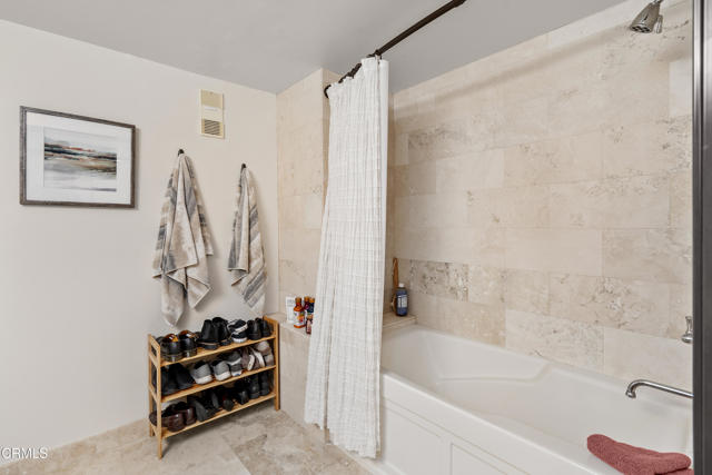 35 N Raymond Avenue, Pasadena CA: https://media.crmls.org/mediaz/15e660a5-6f3e-46da-be25-1fbedfb1d14f.jpg