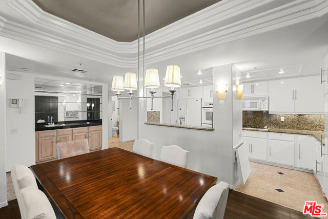 5224 Zelzah Avenue, Encino CA: https://media.crmls.org/mediaz/15e73703-e050-4ab0-a668-27ef241792a4.jpg