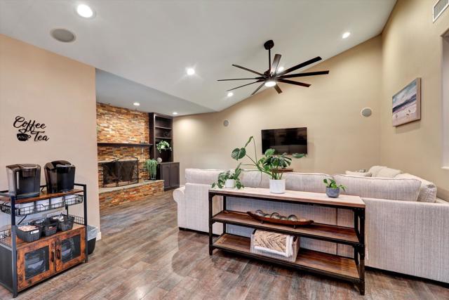 2002 Mendocino Blvd, San Diego CA: https://media.crmls.org/mediaz/15e83d53-e357-4e5f-a452-de6f9b16512e.jpg