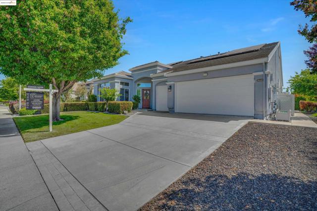 540 Central Park Pl, Brentwood CA: https://media.crmls.org/mediaz/15e8aa6e-7b6f-4937-b3fd-96f257c0ccc6.jpg