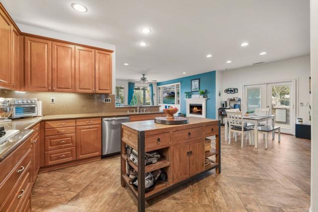 25111 Cedar Ridge Court, Wildomar CA: https://media.crmls.org/mediaz/15e8e8e3-8f4d-4115-b65e-7ecbc30869f4.jpg