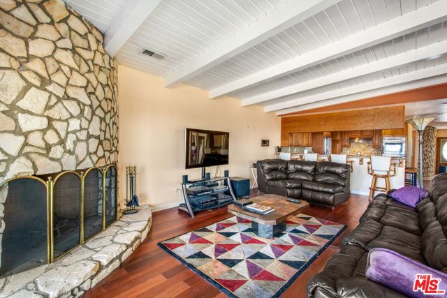 4272 Don Carlos Drive, Los Angeles CA: https://media.crmls.org/mediaz/15e9aacf-b7b9-4ee0-8d7b-1ce3f329e684.jpg