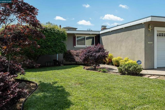 18977 Thornbury ave, Castro Valley CA: https://media.crmls.org/mediaz/15e9c714-1247-401b-b6d1-810ba3281434.jpg