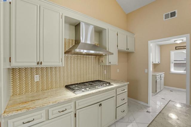 4470 Rolling Oaks Dr, Granite Bay CA: https://media.crmls.org/mediaz/15eb03f6-e8c3-4f14-baad-f6848181d05e.jpg