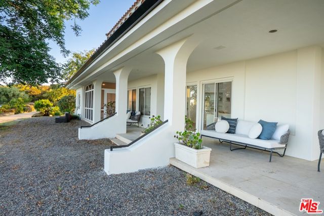21965 Saddle Peak Road, Topanga CA: https://media.crmls.org/mediaz/15eb1df8-09b5-4945-9170-8e71c9c87ae4.jpg