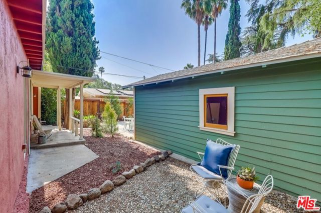 1105 E Claremont Street, Pasadena CA: https://media.crmls.org/mediaz/15eb39a5-696b-489e-b40c-2e18bd65a281.jpg
