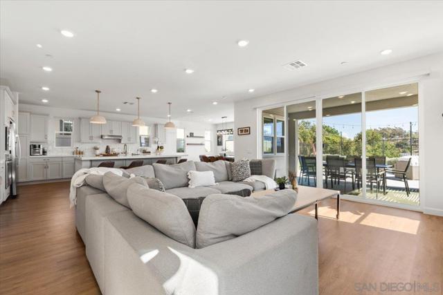 1457 Natalia Court, Escondido CA: https://media.crmls.org/mediaz/15ebe167-e8b7-449c-a315-159126aba512.jpg