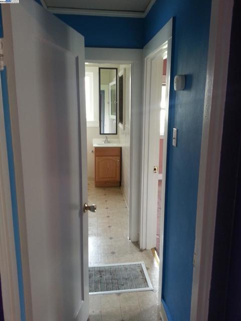 4056 Santa Rita St, Oakland CA: https://media.crmls.org/mediaz/15ed3e3c-0df9-4d15-b49e-f2a87b461b5d.jpg
