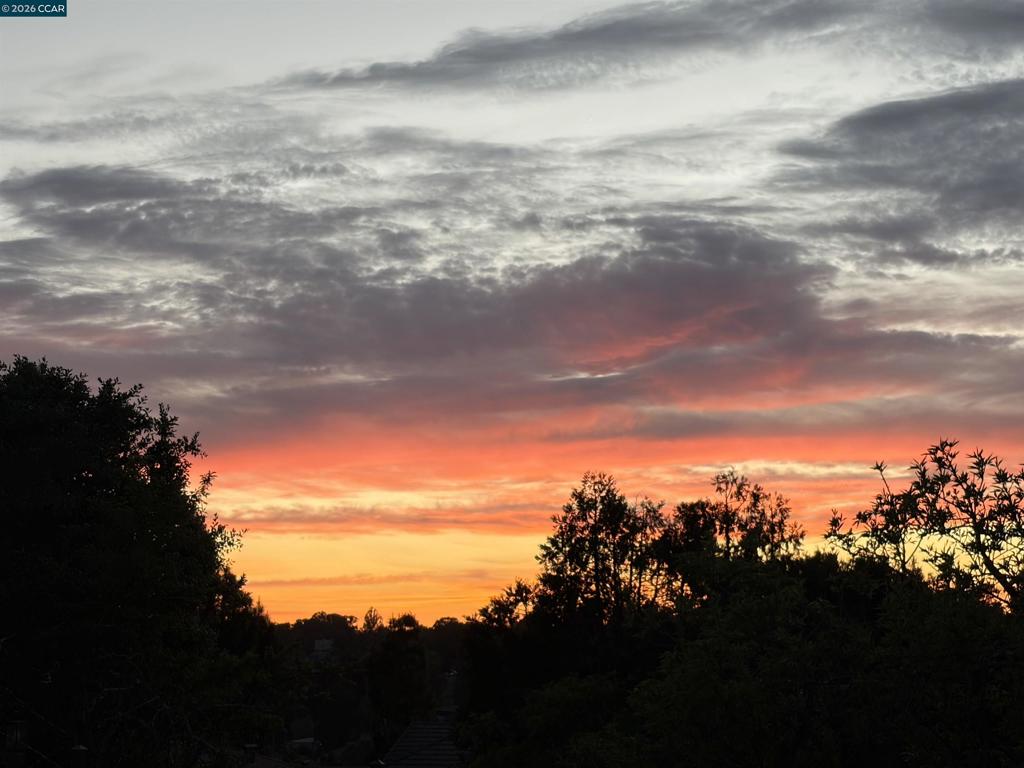 https://media.crmls.org/mediaz/15ed8514-60ba-4233-90b1-da21d1b64f9c.jpg?preset=X-Large