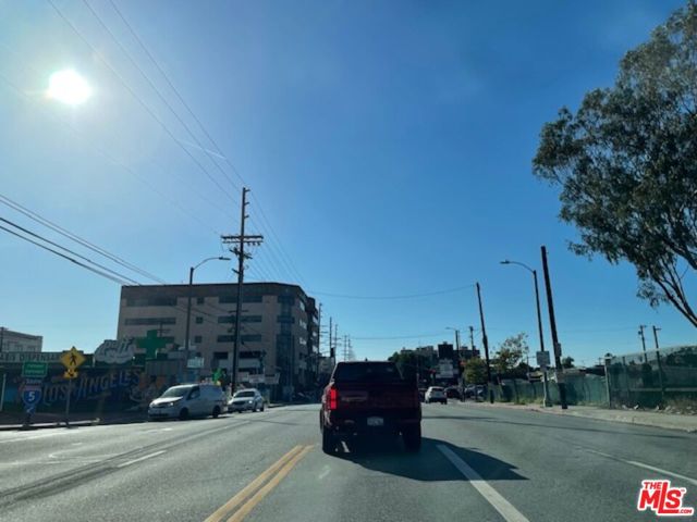 524 N Cummings Street, Los Angeles CA: https://media.crmls.org/mediaz/15eea045-d442-4559-921d-2c0ce3848166.jpg