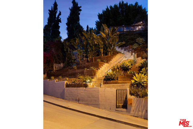 632 Museum Drive, Los Angeles CA: https://media.crmls.org/mediaz/15eeff48-936d-405d-9522-d77737476b11.jpg