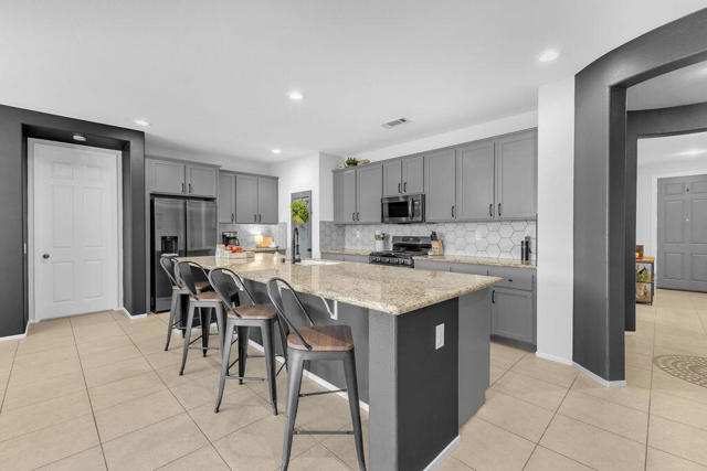 83881 Festivo Court, Indio CA: https://media.crmls.org/mediaz/15efee4d-b050-46ea-8496-09437391a364.jpg
