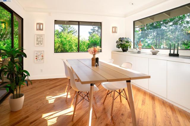 351 El Toyonal, Orinda CA: https://media.crmls.org/mediaz/15f02b72-fcf9-40b8-9a0e-809bf15e96c9.jpg