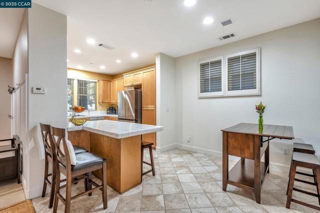 2036 Serra Ln, Hercules CA: https://media.crmls.org/mediaz/15f082ee-b751-42e9-81db-9ad748f72fd3.jpg