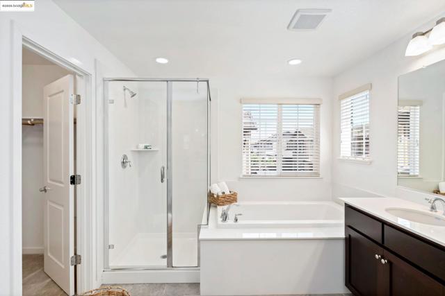 112 Willowrun Way, Oakley CA: https://media.crmls.org/mediaz/15f0f15a-28c2-40a0-a2da-579e7f038939.jpg