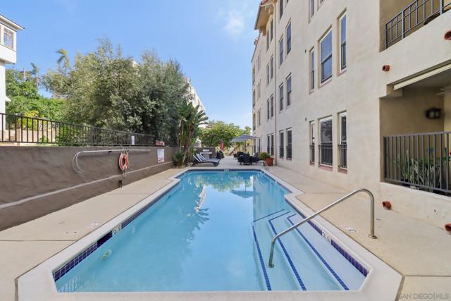 2445 Brant St, San Diego CA: https://media.crmls.org/mediaz/15f14c3f-3746-483e-b41e-7c8e05ff546f.jpg