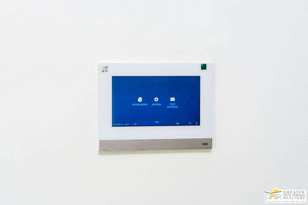 https://media.crmls.org/mediaz/15f1b5a5-c59a-476f-b536-cd39c75372d6.jpg?preset=X-Large