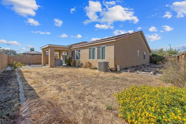 495 Pearl Dr, Lemoore CA: https://media.crmls.org/mediaz/15f1e0cb-a2a6-4482-a0f7-2da4e887d833.jpg