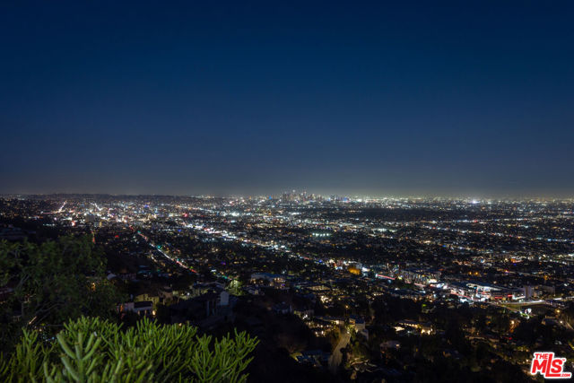 8300 Grand View Drive, Los Angeles CA: https://media.crmls.org/mediaz/15f3645f-8ef2-441c-9c76-db02ac437e3f.jpg