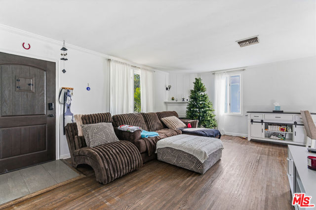 611 N Buena Vista Street, Burbank CA: https://media.crmls.org/mediaz/15f48fdf-66b8-40fa-9e40-b2bf3ae06765.jpg