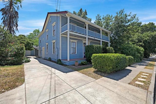 2211 College Avenue, Livermore CA: https://media.crmls.org/mediaz/15f55f09-bc09-467d-af19-628ac84bc72d.jpg