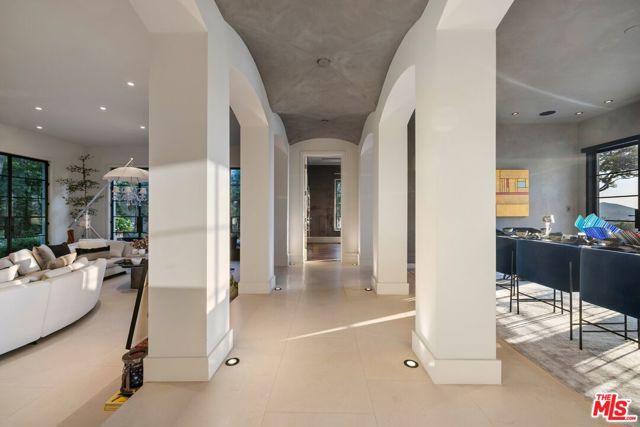 3396 Stone Ridge Lane, Los Angeles CA: https://media.crmls.org/mediaz/15f5c632-1d73-49f4-99da-f3cb9109ff40.jpg