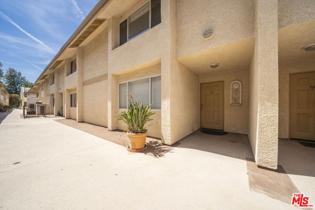7631 Reseda Boulevard, Reseda CA: https://media.crmls.org/mediaz/15f66259-4db7-4fda-9d8c-d51e9d406796.jpg