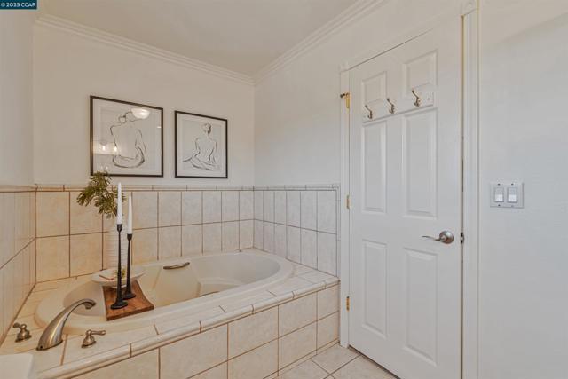 9597 Davona Dr, San Ramon CA: https://media.crmls.org/mediaz/15f66a88-97c4-4a1e-9647-e6d930529af3.jpg
