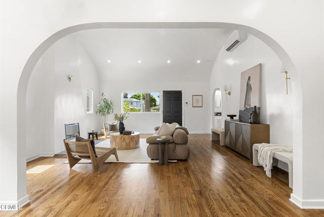 4160 Madison Avenue, Culver City CA: https://media.crmls.org/mediaz/15f71fc7-a39b-46c6-bbef-4a188be82359.jpg