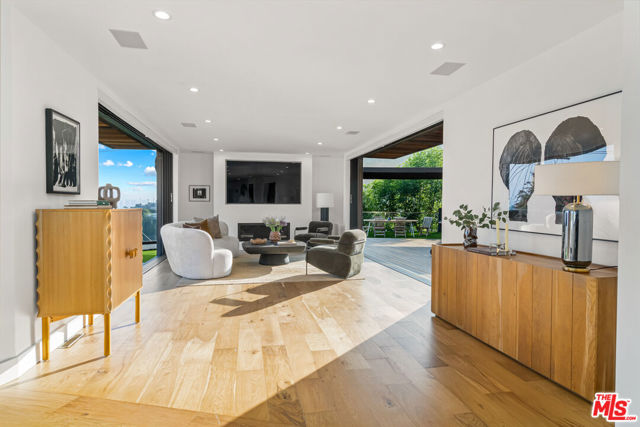 8021 Floral Avenue, Los Angeles CA: https://media.crmls.org/mediaz/15f7afb2-5050-48fb-8753-981b631faba9.jpg