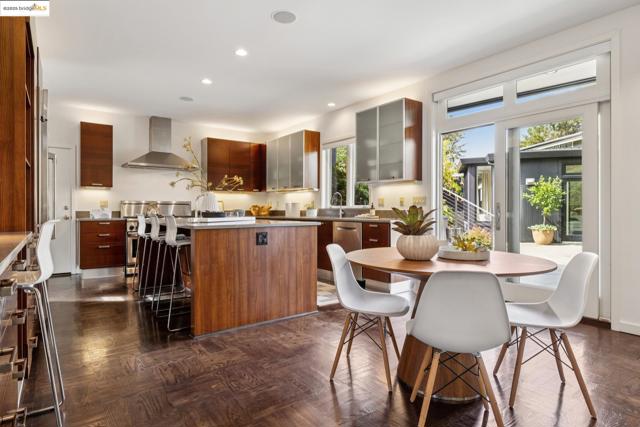 7 Requa Place, Piedmont CA: https://media.crmls.org/mediaz/15f8257d-2f6e-4fab-9a8f-7ca29eb353f0.jpg