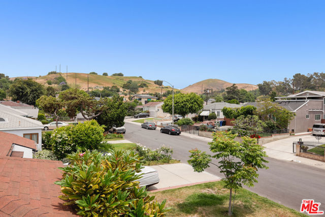 2101 N Almadale Avenue, Los Angeles CA: https://media.crmls.org/mediaz/15f99910-d4b6-4740-904b-f0732b8a463d.jpg