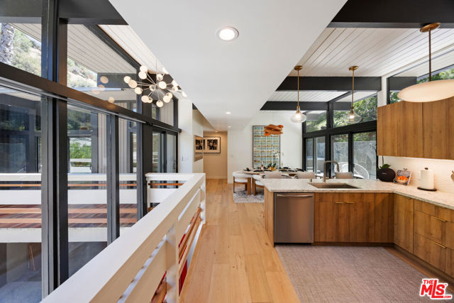 3905 Pacheco Drive, Sherman Oaks CA: https://media.crmls.org/mediaz/15fa54db-e297-4458-bdc4-f864ae3dee17.jpg