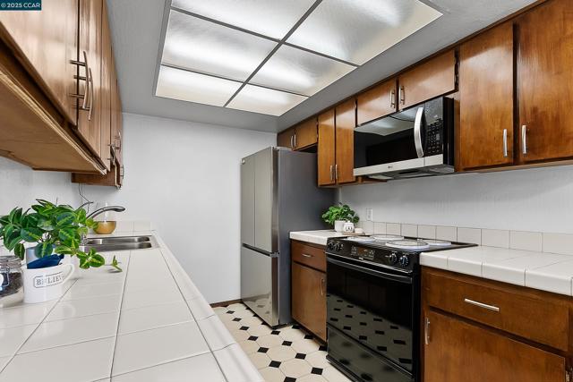 1383 Hull Ln, Martinez CA: https://media.crmls.org/mediaz/15fa6edd-98e1-4def-adfc-6579ef385508.jpg