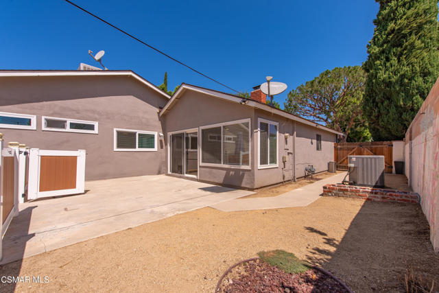 3268 Hilldale Avenue, Simi Valley CA: https://media.crmls.org/mediaz/15faeade-1f8f-4e6e-a396-b0cfac55decc.jpg