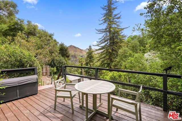 19817 Montau Drive, Topanga CA: https://media.crmls.org/mediaz/15fb2a5e-1676-4fac-b2c6-d0cac3ab750d.jpg