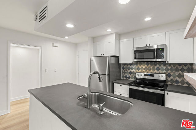 750 N Kings Road, West Hollywood CA: https://media.crmls.org/mediaz/15fb5811-7547-4607-a2fc-b8a1c6045830.jpg