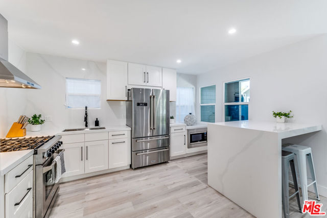 24 20th Avenue, Venice CA: https://media.crmls.org/mediaz/15fb6e57-ff7e-4266-8e60-9c8029019324.jpg