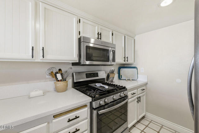 Detail Gallery Image 10 of 29 For 9813 Sweetwater Ln, Ventura,  CA 93004 - 2 Beds | 2/1 Baths
