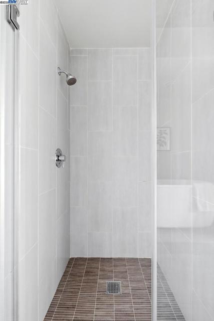 311 2nd St, Oakland CA: https://media.crmls.org/mediaz/15fd1b8f-5273-4923-aafe-d4a88a676dbc.jpg