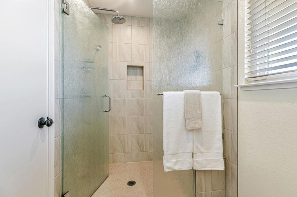 https://media.crmls.org/mediaz/15fda247-58cb-4d56-b009-5e3d49d45007.jpg?preset=X-Large