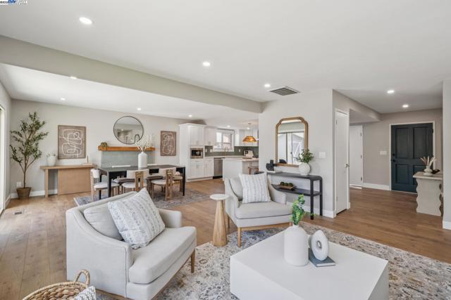 34709 Clover St, Union City CA: https://media.crmls.org/mediaz/15fec8c3-d9bc-495e-a219-289390018608.jpg