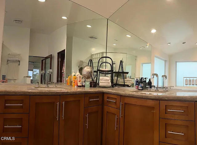 264 melrose Drive, Oxnard CA: https://media.crmls.org/mediaz/15ff44e5-cec6-4000-91b8-08404bdfefe6.jpg