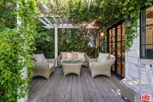 233 S Saltair Avenue, Los Angeles CA: https://media.crmls.org/mediaz/15ffa748-310e-4142-88cb-84a151926b7d.jpg