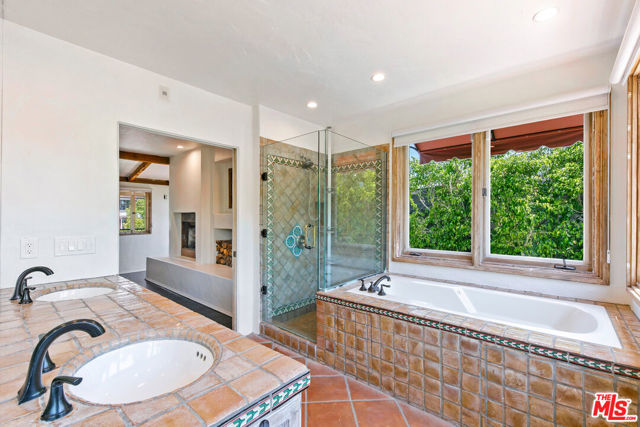 331 S Medio Drive, Los Angeles CA: https://media.crmls.org/mediaz/1600baa6-9a74-456b-83cd-f11d257e7c61.jpg