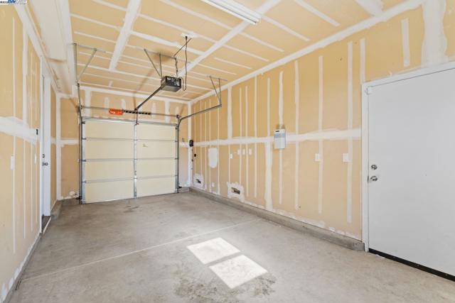 2255 Sugarloaf Ct, Brentwood CA: https://media.crmls.org/mediaz/1600d290-b17c-4e89-bf6e-24f343cedba5.jpg