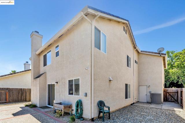 8215 Red Elk Dr, Elk Grove CA: https://media.crmls.org/mediaz/1600fa09-5c54-4611-a23f-916f96aa8c37.jpg